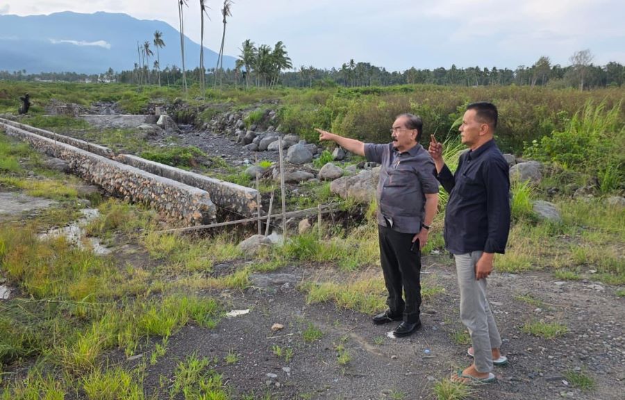 Shadiq Pasadigoe Tinjau Sawah Terdampak Bencana di Tanah Datar